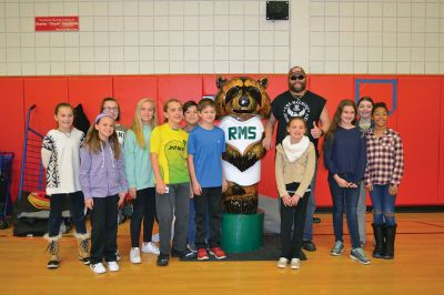 “The Machine” Jesse Green
Famous chainsaw artist and star of the National Geographic Channel TV show American Chainsaw, “The Machine” Jesse Green presented the RMS students with a one-of-a-kind chainsaw sculpture of Bandit, the RMS mascot, on December 15. Bandit will stand firm and tall (much taller than most of the students) at the school from now on, thanks to the coordination of the RMS PTO. Photos by Jean Perry

