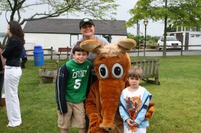 I Found the Aardvark!
Mattapoisett residents turned out for FOX 25 Morning News' live broadcast from Shipyard Park on Friday, June 6, 2008 and took time to pose with The Wanderer's aardvark.
