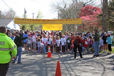 Mother's Day Road Race
The second annual Tiara Classic 5K Mother's Day Road Race stepped off from Oxford Creamery on Route 6 in Mattapoisett on Sunday, May 11, 2008. (Photo by Robert Chiarito).
