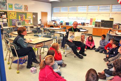 Readers in Rochester
Rochester Police Sergeant William Chamberlain reads to students at Rochester's Memorial School during the recent "Reading is Fundamental" guest reader program. (Photo by Robert Chiarito).
