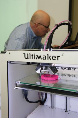 3D Printing
The Mattapoisett Free Library unveiled its brand new 3D printer this weekend during a presentation given by tech expert Kevin Osborn. Osborn gave a demonstration on Saturday, April 16, of the library’s very own brand new Ultimaker 2 3D printer. Photos by Colin Veitch
