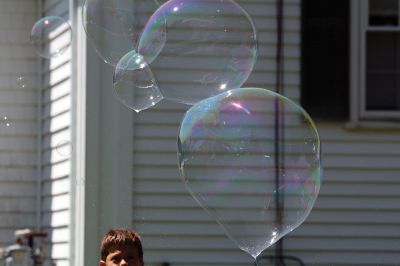 Keeping it cool
Kids gathered outside the Joseph H. Plumb Memorial Library on Friday, July 21, chilling in the shade drenched in bubble stuff with Vinny the Bubble Guy. Photos by Jean Perry
