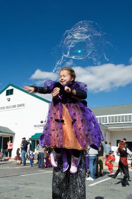 Plumb Corner Halloween
The center of Rochester was all spooked out on Saturday, October 15, at the annual Halloween festival where kids donned costumes and enjoyed trips through the haunted house, as well as refreshments and a dance party. Photos by Colin Veitch
