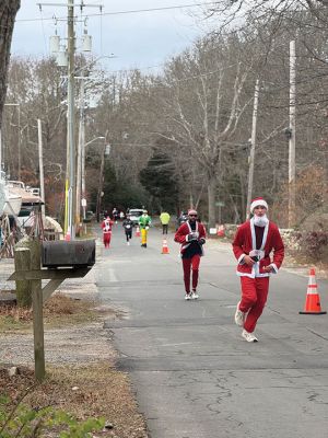 Mattapoisett Santa Stampede
The Mattapoisett Santa Stampede took place on Saturday, December 6 with over 300 Santas taking place. The 5K began at Shipyard Park and cut down Ned’s Point Road to the point, around the lighthouse and back. The Grinch led the pack on his bike, and residents stood by to cheer on all the runners. Photos by Sam Bishop and Mick Colageo
