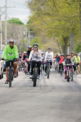 Tour de Crème
The Mattapoisett Land Trust in tandem with the Mattapoisett Bike Path Committee held its first Tour de Crème on Sunday, May 22. The fundraiser brought groups on three different courses – 13-, 25-, and 48-miles long – winding their way through area towns and making stops at various local ice cream parlors. Although rain was in the forecast all week, the over 150 participants lucked out with only partly cloudy skies. Photos by Colin Veitch

