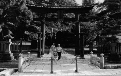 121803-2
Mattapoisetts Dee Esposito recently took a trip to Niigata, Japan to visit with her grandson and daughter-in-law, and posed her with them and a copy of The Wanderer outside a Japanese temple. (Photo courtesy of Dee Esposito). 12/18/03 edition
