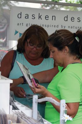 Picture Perfect 
Bicentennial Park in Marion was the setting on Saturday for the Marion Art Center’s annual outdoor arts festival “Arts in the Park.” Local artists and crafters exhibited their work available for purchase, while visitors explored the arts, music, and food. Photos by Jean Perry
