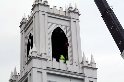 First Congregational Church of Rochester
The bell of the First Congregational Church of Rochester rang above the center of Rochester for the last time this morning, November 20, before it was lowered from the church’s belfry via crane to the ground, the final step of the renovation on the church. The historic bell, created in 1892 by an apprentice of Paul Revere III, grandson to our famous bell maker Paul Revere, will be refurbished and put in storage for some time before it is returned to the church. Photo by Jean Perry
