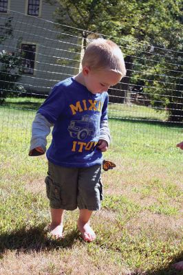 Butterfly Release
Debbie Thompson of Marion raised monarch butterflies from caterpillar to chrysalis with her preschool students and finally released them on September 26. This is the second year Thompson raised butterflies, tagged them, and released them into the wild with her students. “For the kids it’s such a magical thing,” said Thompson. The bright blue sky made a spectacular backdrop for the butterflies’ bright wings as they flew away. Photos by Jean Perry
