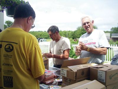 Florence Eastman American Legion Post 280 Clam Boil
Organizers deemed the Florence Eastman American Legion Post 280 Clam Boil a success despite rainy conditions, as scores of Tri-Town residents came to Shipyard Park for dishes like Ken Dawicki’s chowder stew and Bob Moore’s stuffing. Photos courtesy of Michael Lamoureux.
