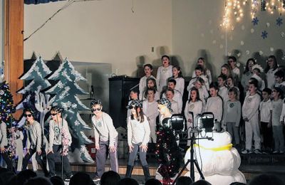 Flakes
For their holiday show, the students at Center School performed a production entitled “Flakes,” under the direction of music teacher Ms. Willow Dowling. Submitted photos by Erin Bednarczyk
