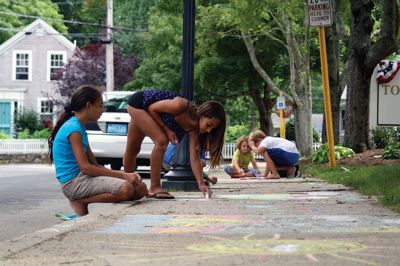 Sidewalk Chalk
Jaeda Lopes, 11; Mia Hemphill, 10; Nicholas Huaco, 7; Tapper Crete, 7; Shelby McKim, 9; and Addie Crete, 5, were adding color to the sidewalks near the Town House on August 22 in preparation for the annual Town Party on Saturday. Photo by Jean Perry
