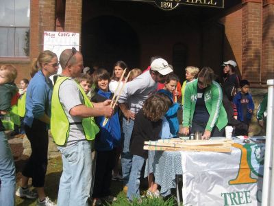 Cleaning Up Marion
On May 14, 2011 250 members of the Marion community came together for a town-wide cleanup sponsored by the Marion Tree and Parks Committee, the DPW, the Marion Natural History Museum, the Sippican Lands Trust, Sippican Historical Society, Lockheed Martin and the Marion Garden Group. Photos courtesy of Tinker Saltonstall.
