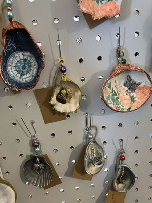 Mattapoisett Museum
The Mattapoisett Museum held its annual holiday craft fair on November 18. Handcrafted works from gifted artisans included jewelry, ornaments, paintings and children’s items. Photos by Marilou Newell
