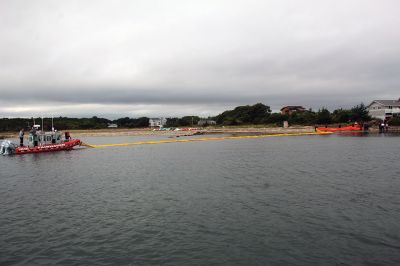 Oil Spill Drill
On Tuesday, the Town of Mattapoisett hosted a MassDEP-sponsored training course in cooperation with the Town of Fairhaven, representatives from the U.S. Coast Guard, Nuka Research and Planning Group and Moran Environmental Recovery. Working the Mattapoisett Harbormaster boat piloted by P.J. Beaudoin were Assistant Harbormaster Robert Clavin and intern Robert Haskell, and on the Mattapoisett Fire Department boat were Firefighter Daniel Cortes and Lieutenant Ross Macedo. Photos by Mick Colageo and Marilou New
