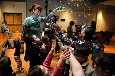 Family Fun
The Tri-Town Strengthening Families Fair held at Sippican School on January 28 included a performance from Toe Jam Puppet Band. Photo by Felix Perez
