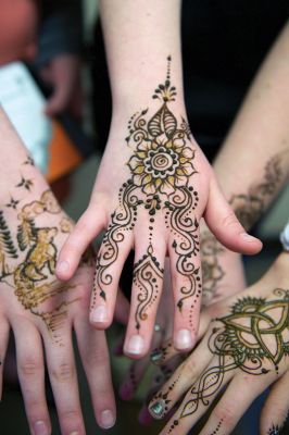 Library Henna
The Elizabeth Taber Library hosted a henna tattoo program for teens, with each guest receiving their own henna creation by professional henna artist Heather Cault-Nulton. The art of henna dates back thousands of years and has recently grown in popularity. As part of a new initiative to draw teens into the library, the afternoon henna event was held on March 1 and attracted 13 area teens to experience the beauty of henna. Photos by Colin Veitch
