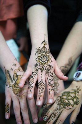 Library Henna
The Elizabeth Taber Library hosted a henna tattoo program for teens, with each guest receiving their own henna creation by professional henna artist Heather Cault-Nulton. The art of henna dates back thousands of years and has recently grown in popularity. As part of a new initiative to draw teens into the library, the afternoon henna event was held on March 1 and attracted 13 area teens to experience the beauty of henna. Photos by Colin Veitch
