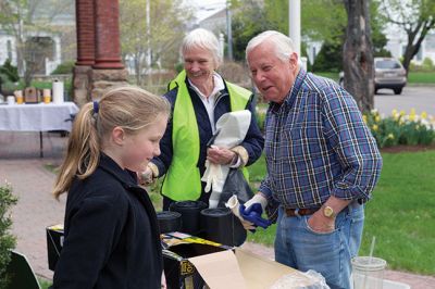 Annual Clean Up
May 9 in Marion was also the time for the annual clean up, which had residents meeting at the Marion Music Hall for their assignments and supplies. Photos by Colin Veitch
