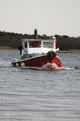 Marion Holiday Stroll 
Here Comes Santa Claus! – Santa made his big entrance to the Marion Holiday Stroll on Sunday, December 8, from across Sippican Harbor on his ‘water sleigh’ to the crowd that awaited him at the Town Wharf. The holiday stroll is the perfect way to get into the holiday spirit and capture a bit of that Christmas magic. Photo by Jean Perry
