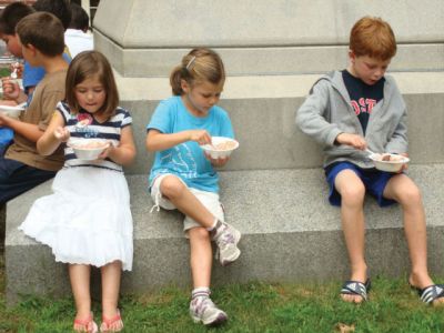 Library Social
Participants in the Mattapoisett summer reading program, Starship Adventure at Your Library, enjoyed an ice cream social on August 12 at the Mattapoisett Free Public Library. Over 227 children and their families participated throughout the summer, and approximately 100 participants came to enjoy the ice cream at the social. 
