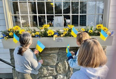 Mattapoisett Woman’s Club
At the Mattapoisett Woman’s Club luncheon on March 17, members donated to support World Central Kitchen for Ukraine and filled a jar with cash and checks totaling $500. The next afternoon, March 18, several members of the Garden Group collaborated to create window-box displays at the Mattapoisett Post Office. The design was created by Sharon Doyon to show support for the people of Ukraine. The Garden Group was honored to have several people stop to comment and thank them for their efforts
