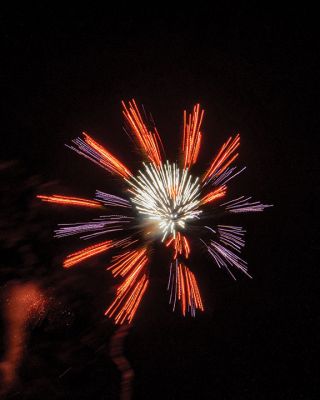 Marion Fireworks
Thanks to the ahead-of-schedule success of the Fireworks Committee, the Town of Marion held its fireworks display for the first time since 2019. Photos by Ryan Feeney
