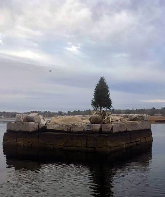 Sippican Harbor Christmas Tree
It’s back! The Sippican Harbor Christmas tree has returned thanks to Dan and Kellie Crete of Marion, along with the help of the Cooney, Vergoni, Hall, Pruchnik, Rebello, and Bacchiochi families. Photo courtesy Kellie Crete
