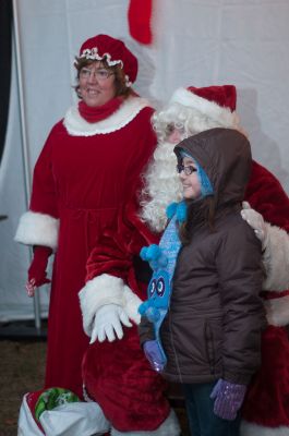 Holiday Party at Shipyard Park
The community turned out for a wonderful late afternoon of lights, music, food and fun at the annual Holiday Party at Shipyard Park in Mattapoisett hosted by the Lions Club.  The Lions were collecting non-perishable food and unwrapped new toys to distribute to those in need during the holiday.  In return those in attendance were treated to great food, drinks and crafts for the little ones. Photos by Felix Perez and Marilou Newell
