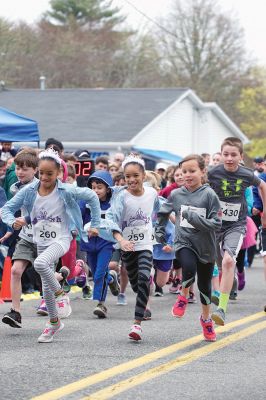 Women’s Fund Tiara 5K
The rain held off on Sunday, May 8, for the Women’s Fund Tiara 5K, now in its 10th year. The annual Mother’s Day event draws hundreds to the starting line at Oxford Creamery, through the village of Mattapoisett, and back to Oxford Creamery for the finish. Photos by Colin Veitch
