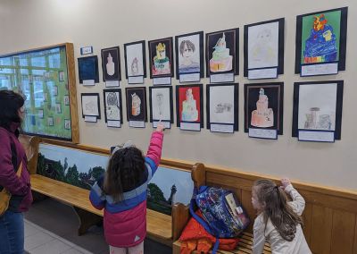 Center School Art
Children of all ages with their parents, guardians and grandparents filled Center School on March 23 to view artwork by Mattapoisett students ranging from Project GROW (preschool) to Grade 6. Greta Anderson is the Art teacher for both Mattapoisett schools and worked with a group of Mattapoisett PTA volunteers to mount and hang over 450 art pieces. "It's great to see so many families here!" she said. Principal Linda Ashley greeted visitors, walking some to their students' work. 
