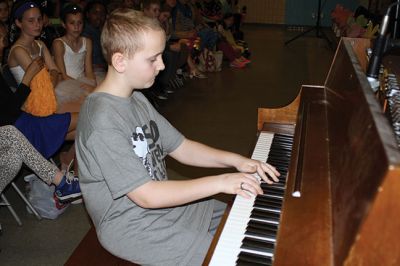 Old Hammondtown Talent Show
The stars at Old Hammondtown School were shining April 14, with students performing dance routines, singing songs, and playing instruments – with one student even playing a toaster. Fifth-grader Carter Hunt sang “What a Wonderful World,” which brought many of the grown-ups to tears. Photos by Jean Perry
