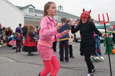 Plumb Corner Halloween Party
Every year, the ghosts, ghouls, princesses, and superheroes come out to the Annual Plumb Corner Halloween Party, sponsored in part by the Friends of the Plumb Library. DJ Howie provided the tunes, and families enjoyed pumpkin painting, a costume contest, and a variety of spooky-themed crafts and activities. Photos by Colin Veitch
