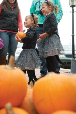 Plumb Corner Halloween Party
Every year, the ghosts, ghouls, princesses, and superheroes come out to the Annual Plumb Corner Halloween Party, sponsored in part by the Friends of the Plumb Library. DJ Howie provided the tunes, and families enjoyed pumpkin painting, a costume contest, and a variety of spooky-themed crafts and activities. Photos by Colin Veitch
