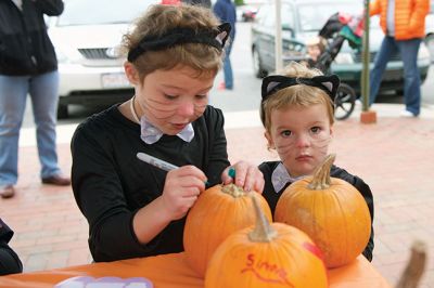 Plumb Corner Halloween Party
Every year, the ghosts, ghouls, princesses, and superheroes come out to the Annual Plumb Corner Halloween Party, sponsored in part by the Friends of the Plumb Library. DJ Howie provided the tunes, and families enjoyed pumpkin painting, a costume contest, and a variety of spooky-themed crafts and activities. Photos by Colin Veitch
