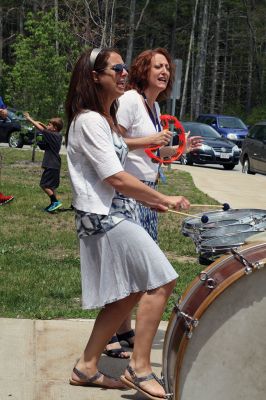 Last Day of School
June 19 was the last day of school at RMS, and the teachers and staff celebrated with their traditional student sendoff. Conductor Danni Kleiman led the teachers in song as the busses full of waving students looped around the parking lot before heading off toward summer break. Photos by Jean Perry
