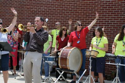 Last Day of School
June 19 was the last day of school at RMS, and the teachers and staff celebrated with their traditional student sendoff. Conductor Danni Kleiman led the teachers in song as the busses full of waving students looped around the parking lot before heading off toward summer break. Photos by Jean Perry
