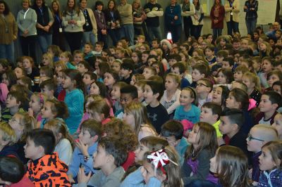 “The Machine” Jesse Green
Famous chainsaw artist and star of the National Geographic Channel TV show American Chainsaw, “The Machine” Jesse Green presented the RMS students with a one-of-a-kind chainsaw sculpture of Bandit, the RMS mascot, on December 15. Bandit will stand firm and tall (much taller than most of the students) at the school from now on, thanks to the coordination of the RMS PTO. Photos by Jean Perry
