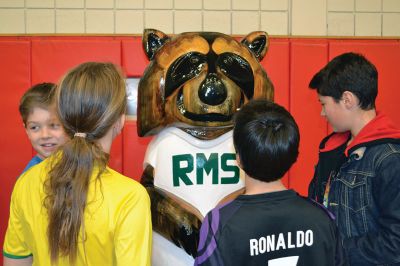 “The Machine” Jesse Green
Famous chainsaw artist and star of the National Geographic Channel TV show American Chainsaw, “The Machine” Jesse Green presented the RMS students with a one-of-a-kind chainsaw sculpture of Bandit, the RMS mascot, on December 15. Bandit will stand firm and tall (much taller than most of the students) at the school from now on, thanks to the coordination of the RMS PTO. Photos by Jean Perry
