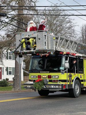 Santa
Santa, Mrs. Claus, the Grinch and one of Santa’s helpers made their annual run through the streets of Rochester on Sunday morning with the help of the Fire Department. Photos courtesy Miranda Costeira
