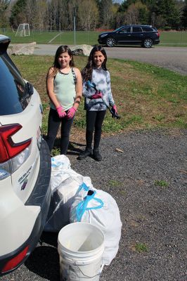 Rochester Women’s Club Earth Day Cleanup 
Saturday’s Rochester Women’s Club Earth Day Cleanup event. Families and friends were out and about, along with members of Boy Scout Troop 31, pulling all sorts of unpleasant surprises from the roadside. Photo by Mick Colageo
