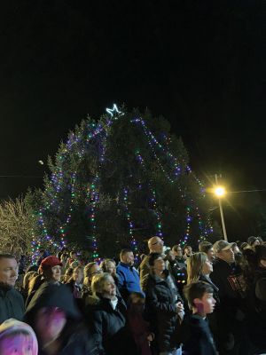 Rochester’s Tree Lighting
Rochester’s star-topped tree outside the Town Hall is dazzling this year with its new multi-colored lights lit for the first time on December 3 for the annual Rochester tree lighting ceremony. The RMS band and chorus kept the festive music going all the way up to Santa’s exciting arrival via fire truck. Photos by Jean Perry
