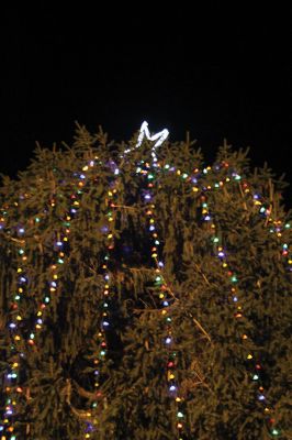Rochester’s Tree Lighting
Rochester’s star-topped tree outside the Town Hall is dazzling this year with its new multi-colored lights lit for the first time on December 3 for the annual Rochester tree lighting ceremony. The RMS band and chorus kept the festive music going all the way up to Santa’s exciting arrival via fire truck. Photos by Jean Perry
