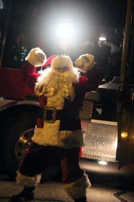 Rochester’s Tree Lighting
Rochester’s star-topped tree outside the Town Hall is dazzling this year with its new multi-colored lights lit for the first time on December 3 for the annual Rochester tree lighting ceremony. The RMS band and chorus kept the festive music going all the way up to Santa’s exciting arrival via fire truck. Photos by Jean Perry
