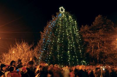 Tree Lighting
Rochester held its annual tree lighting on Monday, December 7, 2009 at Rochester Town Hall.  Visitors were treated to the sounds of the Rochester Memorial School band and chorus before the tree was lit. Santa made a grand entrance on a fire truck. Photo by Felix Perez.
