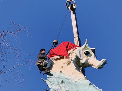 Salty's Hat
Mattapoisett’s most beloved seahorse got his Santa hat on Tuesday, December 4. The Mattapoisett Land Trust’s annual tradition continues with help from the folks at Brownell Systems and their trusty crane. This year Alan Johnson braved a fear of heights to place the hat on top of Salty the Seahorse’s head just right as MLT’s Jenny Mello directed from below and Brownell’s Tom Checkman operated the crane’s controls. Photos by Jean Perry
