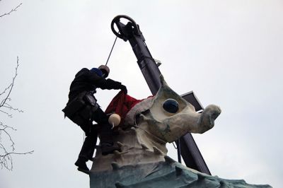 Salty Santa
Salty the Seahorse got his Santa hat on Friday, December 6, courtesy of the Mattapoisett Land Trust and with the help of Brownell Systems, Inc. Salty in his hat is a sure sign that the holiday season has begun in Mattapoisett. Photos by Jean Perry
