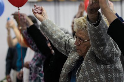 The Singing Trooper
Dan “The Singing Trooper” Clark and his wife, Mary, entertain attendees at Saturday’s Friends of Benjamin D. Cushing Veterans of Foreign Wars Post 2425 benefit recognizing members and the Ladies Auxiliary in Marion. Photos by Felix Perez. 
