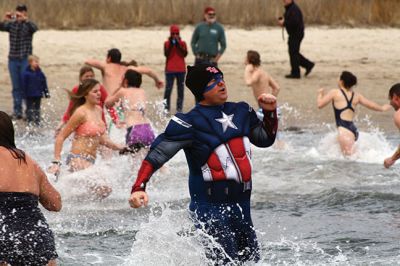 Tabor Academy Plunge
Tabor Academy students and faculty’ took the plunge’ on January 22 during the school’s first annual Polar Plunge to benefit Special Olympics, raising $12,300! Temps were in the 50s, but the water was a cool 45 degrees. Photos by Jean Perry
