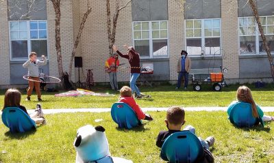 Toe Jam Puppet Band
Thanks to the generosity of the Marion Arts Center, the students and teachers of Sippican Elementary School were treated to a May 7 performance by the Toe Jam Puppet Band. 
